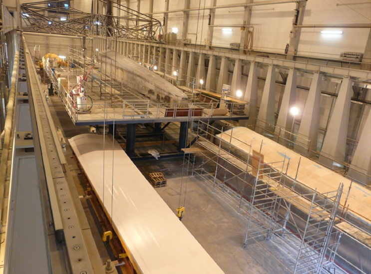 Heavy-duty gantries and platform for milling large yacht molds
